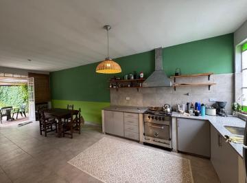 Casa · 180m² · 4 Ambientes · 2 Cocheras · Casa con Hermoso Terreno y Sin Expensas!