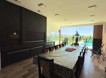 Casa · 280m² · 5 Ambientes · 2 Cocheras · Casa en La Estanzuela con Vistas! 3 Dorm.