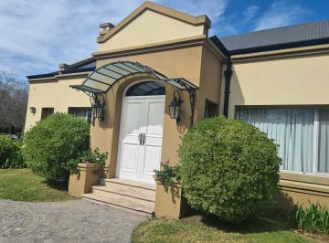 Casa · 230m² · 4 Dormitorios · 2 Cocheras · Impecable Casa en Chacras de Open Door Lujan