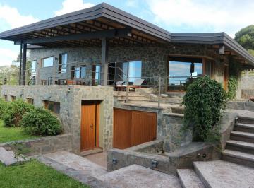 Casa · 211m² · 6 Dormitorios · 2 Cocheras · Casa - Raco