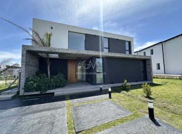 Casa · 295m² · 5 Ambientes · Casa en Venta en Barrio Privado Rumenco Joven