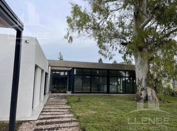 Casa · 190m² · 5 Ambientes · 2 Cocheras · Casa 5 Ambientes en Una Planta, en Venta, Barrio Privado Las Golondrinas
