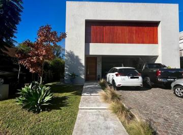 Casa · 190m² · 4 Ambientes · 2 Cocheras · Casa 4 Ambientes en Venta - Barrio Privado Los Troncos