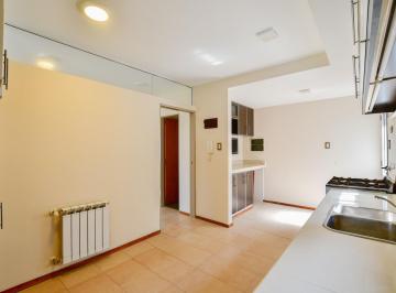 Casa · 170m² · 7 Ambientes · 2 Cocheras · Casa en Venta de 3 Dorm. Mas Escritorio en Gonnet 25 y 484 Apto Banco. Toma Permuta