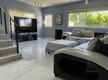 Casa · 234m² · 6 Ambientes · 2 Cocheras · Casa en Venta 6 Ambientes Barrio Santa Guadalupe Pilar del Este con Pileta