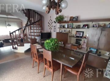 Casa · 177m² · 4 Ambientes · 2 Cocheras · Venta Casa de 4 Ambientes con Jardín, Cochera, Balcón y Patio en Quilmes Oeste