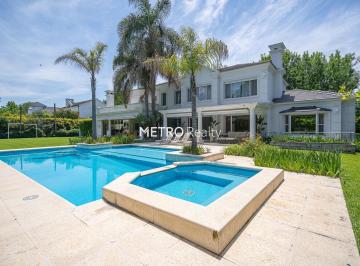 Casa · 620m² · 11 Ambientes · 2 Cocheras · Casa en Venta en Mayling C. C