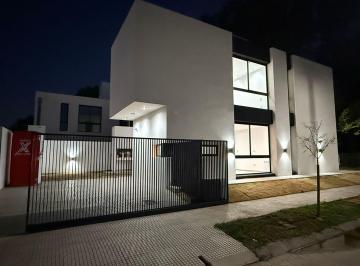 Casa · 185m² · 4 Ambientes · 2 Cocheras · Casa 3d Escritorio en Campo Chico