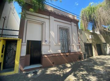 Casa · 151m² · 4 Ambientes · Excelente Oportunidad Casa a Reciclar Tipo Chorizo Sobre Lote Grande