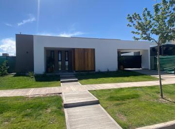 Casa de 9 ambientes, Mayor Drummond · Tu Hogar Royal Estate en Lujan de Cuyo. Barrio Milcayac 1