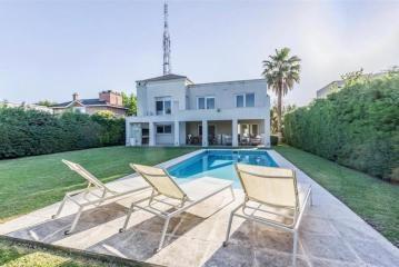 Casa · 296m² · 6 Ambientes · 3 Cocheras · Casa en Alquiler en Villa Olivos, Garin, Escobar