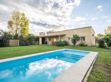 Casa · 119m² · 5 Ambientes · 3 Cocheras · Casa en Venta Pb Lote 590 m² 5amb 3dor 2baños 3cocheras Fondo Pileta Parrilla Galería Lavadero
