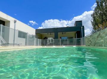 Casa · 265m² · 5 Ambientes · 2 Cocheras · Casa en Pb Kentucky Club de Campo.