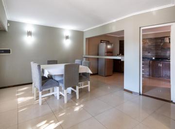 Casa · 93m² · 4 Ambientes · 1 Cochera · Casa en Venta de 3 Dorm. con Cochera - Barrio Cinco Esquinas