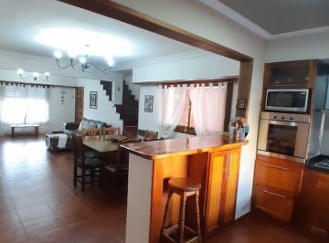 Casa de 4 ambientes, Miramar · Casa con 3 Dorm., Zona de Todo El Año. Servicios