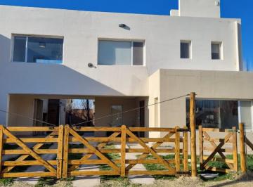 Casa de 6 ambientes, Plottier · Venta Casa con Pileta - Las Lilas - Plottier