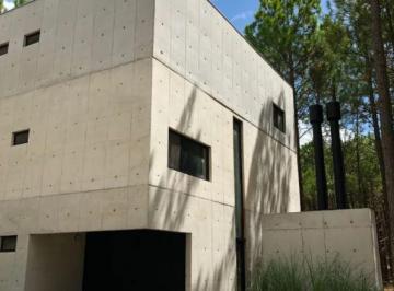 Casa · 273m² · 6 Ambientes · 1 Cochera · Casa en Venta - 5 Dorm. 6 Baños - 963 m² - Pinamar