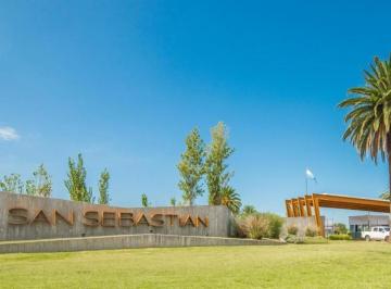 Casa · 259m² · 4 Ambientes · 2 Cocheras · Venta - Casa 3 Dorm., 2 Cocheras, Amenities Premium - Canchas de Fúltbol, Canchas de Tenis. Fune
