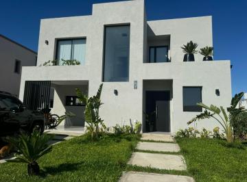 Casa · 162m² · 5 Ambientes · 2 Cocheras · Casa en Venta y Alquiler Temporal de 3 Dorm. | Vila Marina | Tigre