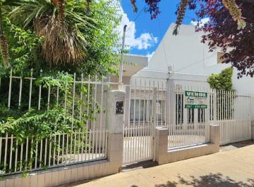 Casa · 223m² · 6 Ambientes · 1 Cochera · Casa en Trelew