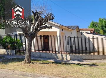 Casa · 120m² · 3 Ambientes · 2 Cocheras · Excelente Casa 3 Amb C/ Cochera + Jardin