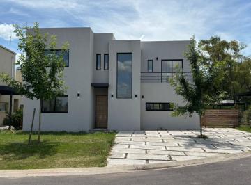 Casa · 214m² · 6 Ambientes · 3 Cocheras · Venta - Casa de 6 Amb - Piscina - Galeria - Parrilla - Parque - Santa Lucia - Pilar del Este