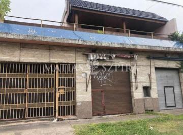 Casa · 100m² · 3 Ambientes · 1 Cochera · Casa a Refaccionar con 2 Locales Comerciales
