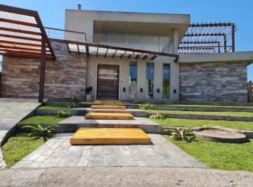 Casa · 286m² · 5 Ambientes · 2 Cocheras · Casa en Haras Santa María