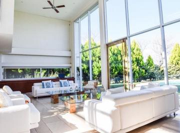 Casa · 330m² · 6 Ambientes · 2 Cocheras · Casa en Haras Santa María Escobar