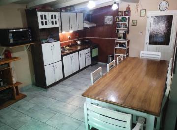 Casa · 70m² · 3 Ambientes · 1 Cochera · Propiedad en Cullen Ayerza