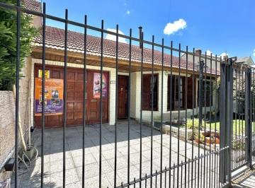 Casa · 160m² · 4 Ambientes · 2 Cocheras · Chalet 4 Amb con Parque en Los Pinares