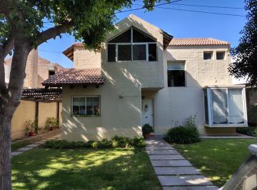Casa · 241m² · 8 Ambientes · 2 Cocheras · Apto Crédito - Oportunidad Exclusiva en Club de Campo – Casa en Calle Azcuénaga Al 1400, Guaymallén.