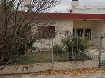 Casa · 165m² · 5 Ambientes · 1 Cochera · Casa en Venta Excelente Ubicación B° Los Naranjos.