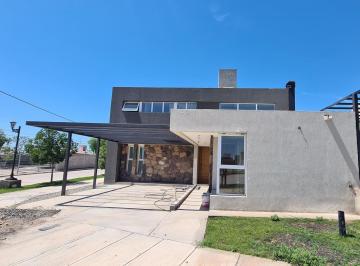 Casa · 175m² · 5 Ambientes · 1 Cochera · Hauser Vende Muy Linda Casa a Estrenar en Barrio La Bastilla!