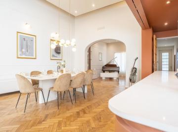 Casa · 225m² · 8 Ambientes · 1 Cochera · Casa de 4 Dorm. con Cochera, Patio y Pileta en Venta
