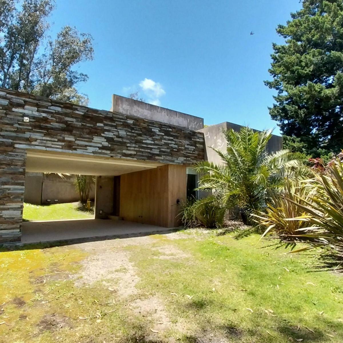 Moderna casa 4 amb, 162m² con pileta y cochera — Sierra de los Padres