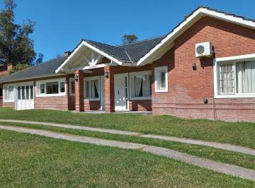 Casa · 250m² · 4 Dormitorios · 1 Cochera · Casa La Navarra en Av Shaw Al Norte