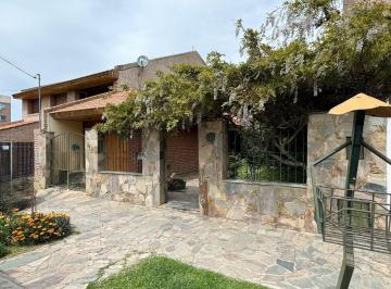 Local comercial · 175m² · 6 Ambientes · 1 Cochera · Casa en Venta Ideal Para Local Gastronomico