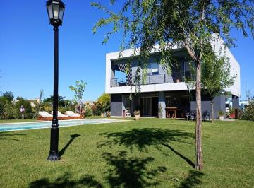 Casa · 280m² · 5 Ambientes · 2 Cocheras · Casa en Venta / Alquiler en Santo Domingo Canning