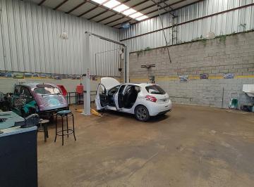 Bodega-Galpón · 251m² · 2 Dormitorios · Galpón de 170 m con Casa a Refaccionar Sobre Esquina de Av 1