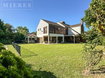 Casa · 279m² · 8 Ambientes · 1 Cochera · Casa en Venta en Village Golf Club