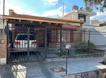 Casa de 4 ambientes, Ciudad de Mendoza · Casa Sexta Sección, Una Planta, 3 Dorm, 1 Baño, Jardín, Bicochera, Crédito