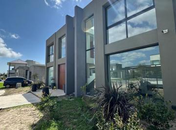 Casa · 350m² · 4 Ambientes · 1 Cochera · Casa en Golondrinas