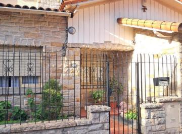 Casa · 150m² · 4 Ambientes · 1 Cochera · Casa a Cuadras de La Estacion Excelente Oportunidad!