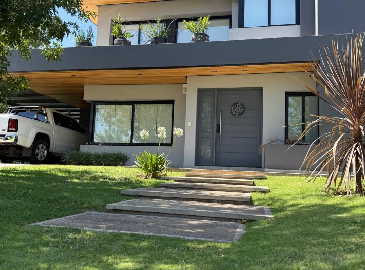 Casa · 380m² · 3 Dormitorios · 2 Cocheras