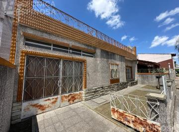 Casa · 125m² · 3 Ambientes · 3 Cocheras · Casa en Villa Luzuriaga