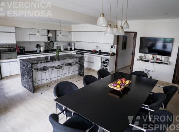 Casa · 336m² · 6 Ambientes · 1 Cochera · Casa Seis Ambientes Moron Sur Cochera Piscina