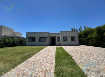 Casa · 210m² · 5 Ambientes · 2 Cocheras · Venta de Casa con Pileta en Una Planta - Haras Santa Maria