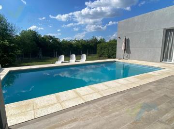 Casa · 220m² · 4 Ambientes · 2 Cocheras · Venta de Casa con Pileta - Santa Guadalupe Pilar del Este