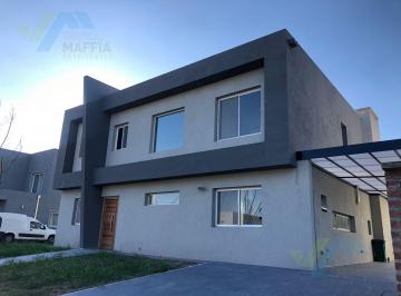 Casa · 240m² · 5 Ambientes · 2 Cocheras · Venta de Casa en Dos Plantas - Lagoon Pilar